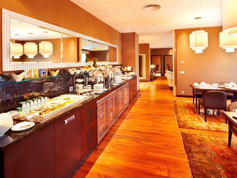 Grand Hotel River Park, A Luxury Collection Hotel, Братислава Удобства фото The lounge at the airport