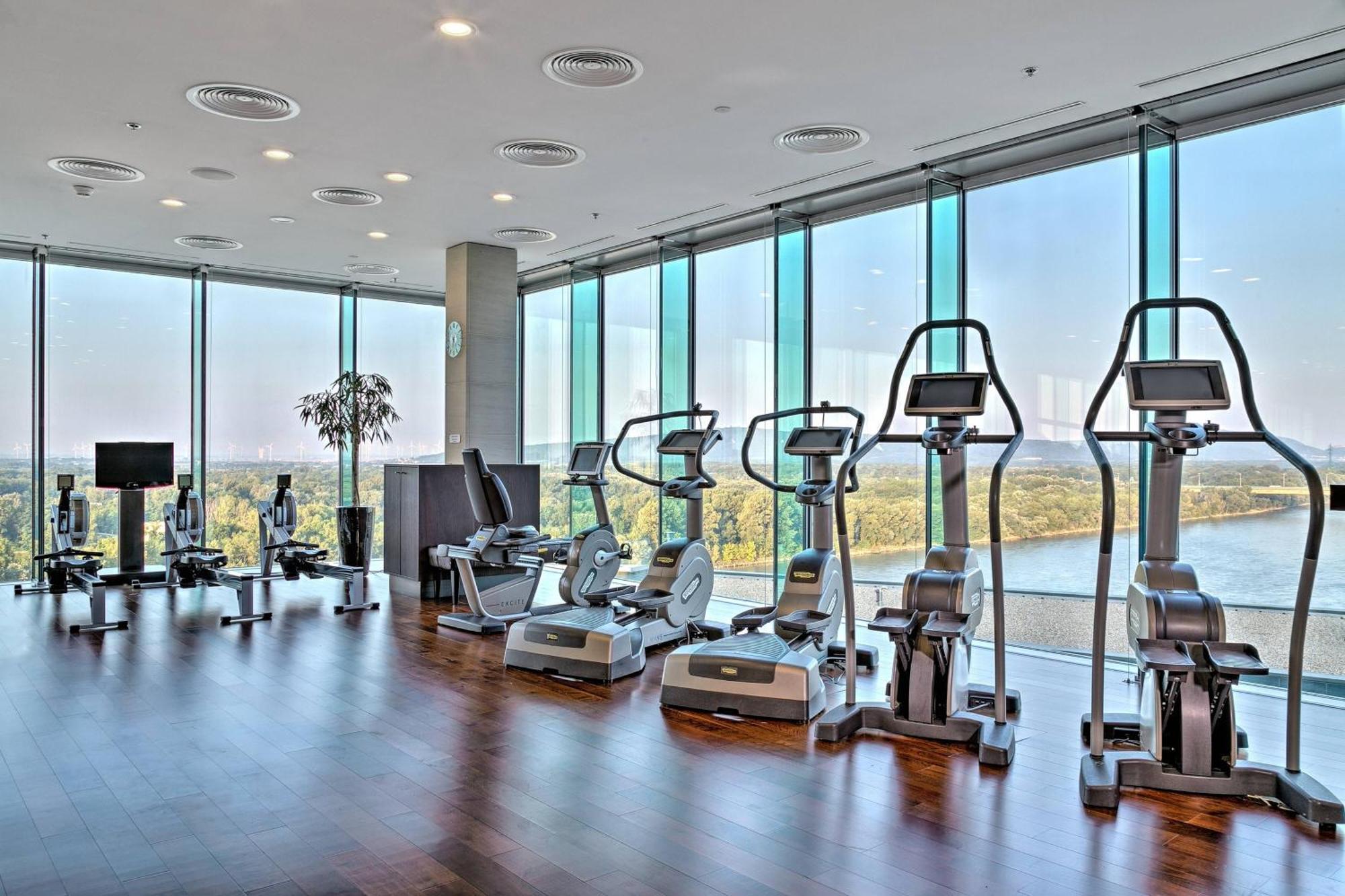 Grand Hotel River Park, A Luxury Collection Hotel, Братислава Экстерьер фото The gym at the hotel