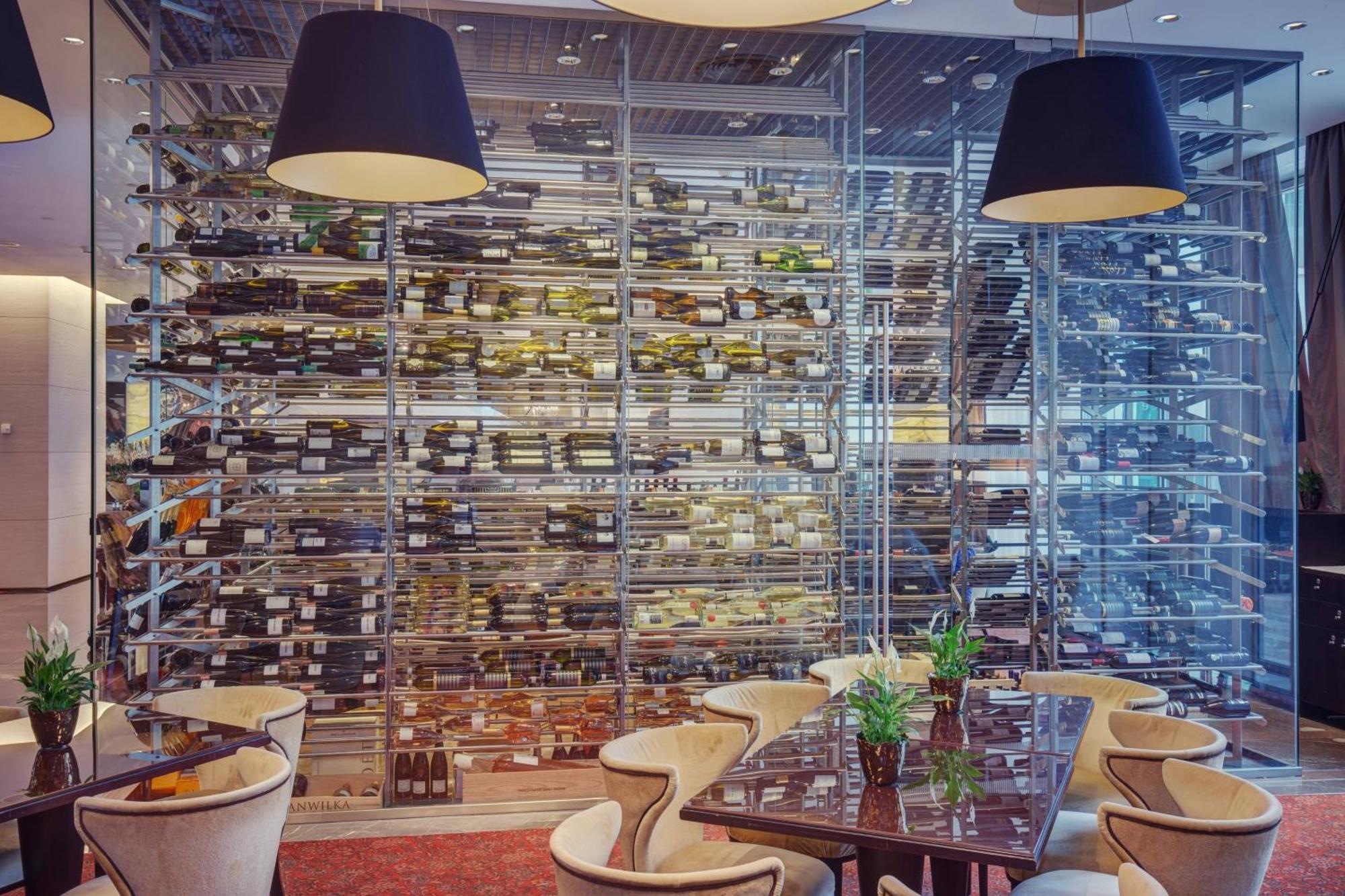 Grand Hotel River Park, A Luxury Collection Hotel, Братислава Экстерьер фото Wine wall at the restaurant